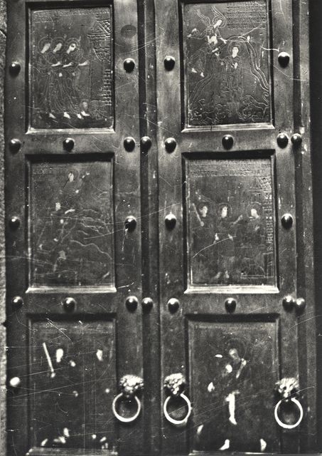 FONDAZIONE ZERI | CATALOGO : Anonimo — Monte S. Angelo (Foggia).  Particolare dei pannelli delle Porte di Bronzo (1076) della Grotta di S.  Michele in Monte S. Angelo (Foggia)
